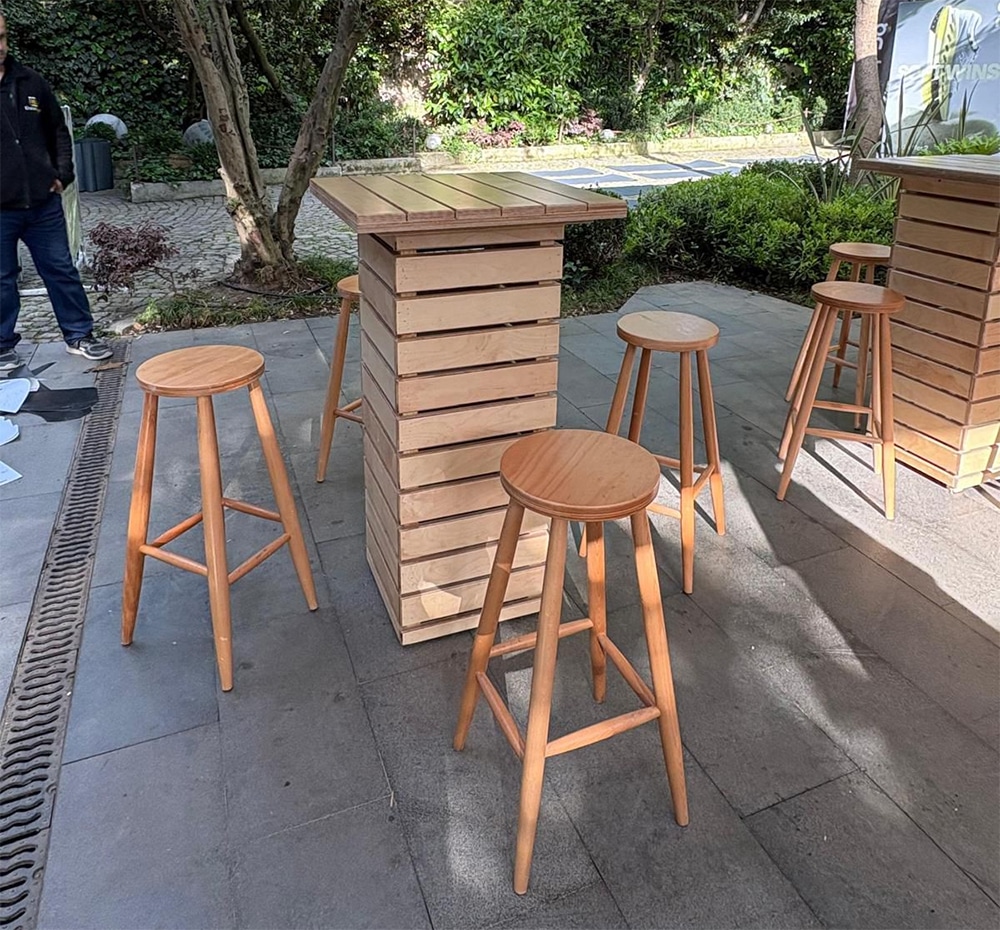 Organizasyonların atmosferini belirleyen en önemli unsurlardan biri, kullanılan mobilya ve dekorasyon ürünleridir. Bu nedenle hem estetik hem de işlevsel çözümler sunan ahşap bar tabureleri, son yıllarda etkinliklerde en çok tercih edilen kiralık ekipmanlar arasında yer almaktadır.